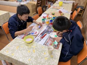 佐賀県武雄温泉物産館｜学生の絵付け体験風景